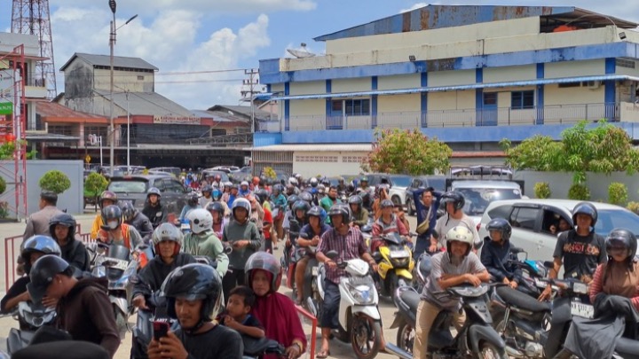 Warga mengantre untuk mendapatkan BBM di salah satu SPBU di Singkawang. foto (ist)
