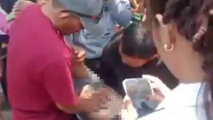 Sejumlah warga berikan bantuan kepada korban tenggelam di Pantai Gratis Singkawang, Selasa (24/3/2026). Foto (ist)