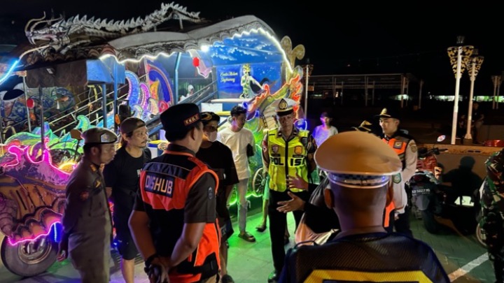 Tim gabungan saat penertiban odong-odong roda tiga di Singkawang, Rabu (1/4/2026)