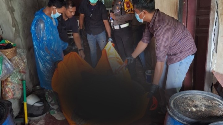 Petugas kepolisian melakukan olah TKP penemuan jenazah pria yang meninggal di rumahnya, Kamis (2/4/2026)