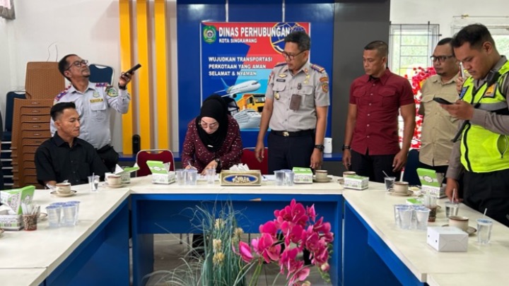 Salah satu pemilik odong-odong menandatangani kesepakatan di aula Dishub Singkawang. Foto (ist)