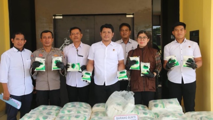 Polisi menunjukkan barang bukti 1,7 ton gula ilegal asal Malaysia. Foto (ist)