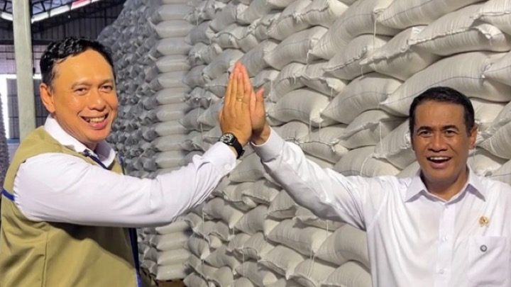 Menteri Pertanian dan Direktur Utama Perum Bulog saat meninjau Gudang Bulog di Kerawang. Foto (ist)