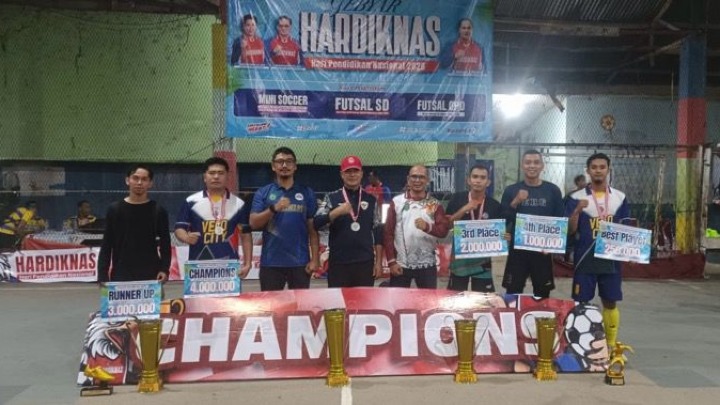 Foto bersama pemenang Turnamen Futsal Hardiknas Singkawang 20206. Foto (ist)
