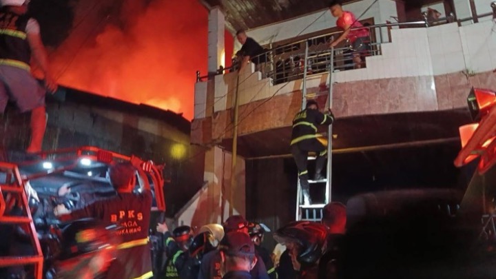 Petugas BPKS berjibaku padamkan api di lokasi kejadian, Kamis (30/4/2026) malam. Foto (ist)