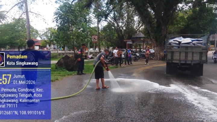 Petugas Damkar Singkawang dan YPKS Putera Ideal Unggul membersihkan tumpahan solar di Jalan Pemuda, Jumat (1/5/2026). Foto : Damkar Skw