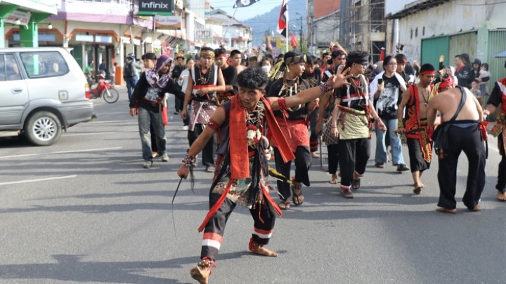 Salah satu peserta Karnaval Budaya Dayak di Singkawang tahun lalu. Foto (ist)