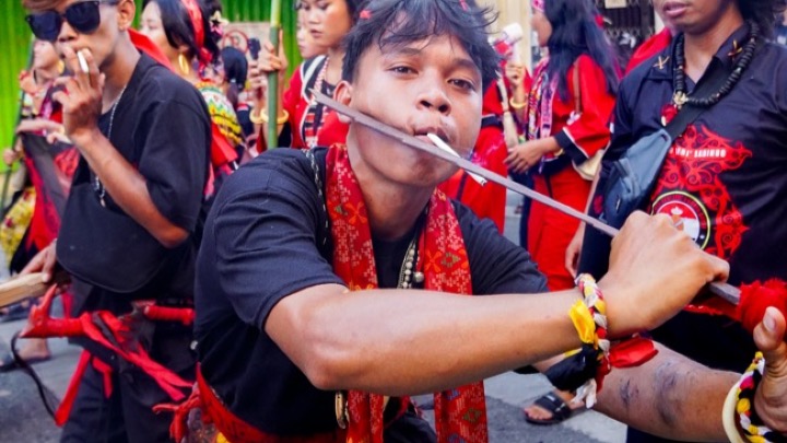 Salah satu peserta dalam Display Karnaval Budaya Dayak Kota Singkawang, Kamis (28/5/2026).