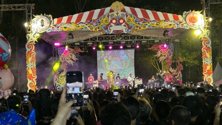 Sinden Dayak Wiwid Ballabih tampil memukau penonton di malam penutupan Gawe Dayak Naik Dango XXVI Singkawang, Minggu (31/5/2026).