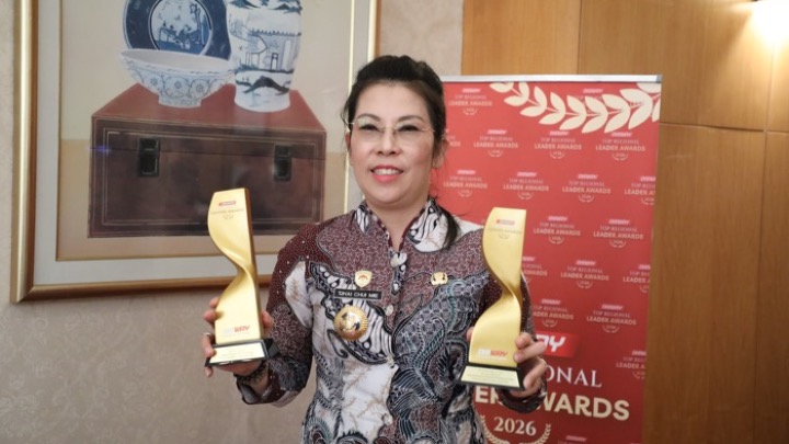 Wali Kota Singkawang, Tjhai Chui Mie saat menerima dua penghargaan Disway Top Regional Leader. Foto (ist)