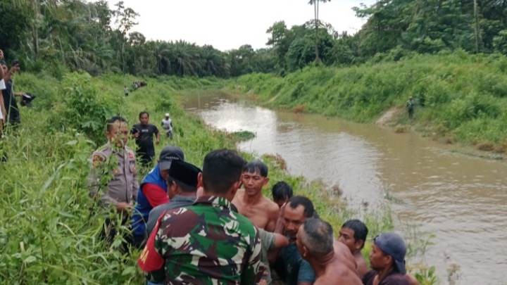 Pencarian korban tenggelam di parit jumbo Jalan Veteran Singkawang, Jumat (12/6/2026). Foto (ist)