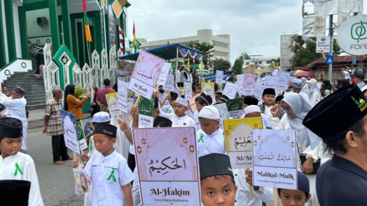 Peserta pawai dalam rangka Tahun Baru Islam 1 Muharram 1448 H di Singkawang, Selasa (16/6/2026)