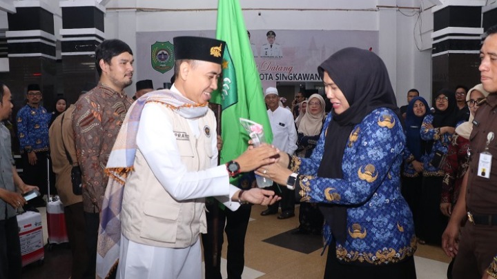 Sekda Singkawang, Dwi Yanti sambut kepulangan Jamaah Haji, Rabu (17/6/2026). foto (ist)