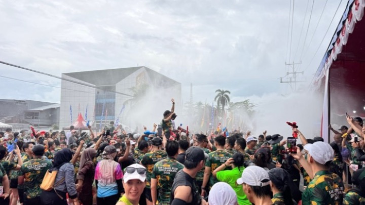 Perang air Festival Bakcang Singkawang, Minggu (21/6/2026).