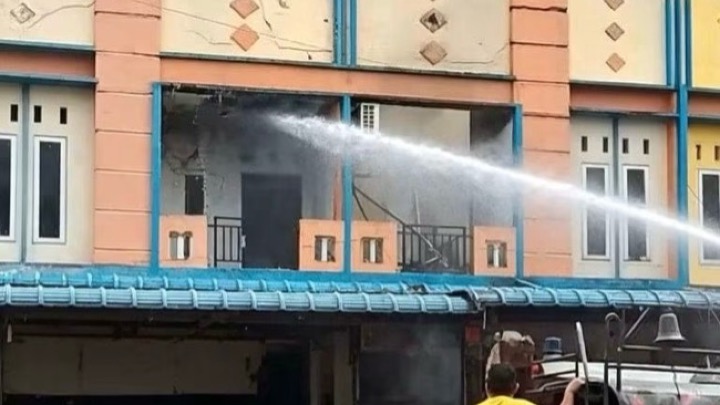 Kebakaran di kawasan ruko Jalan Pramuka Singkawang, Minggu (28/6/2026)