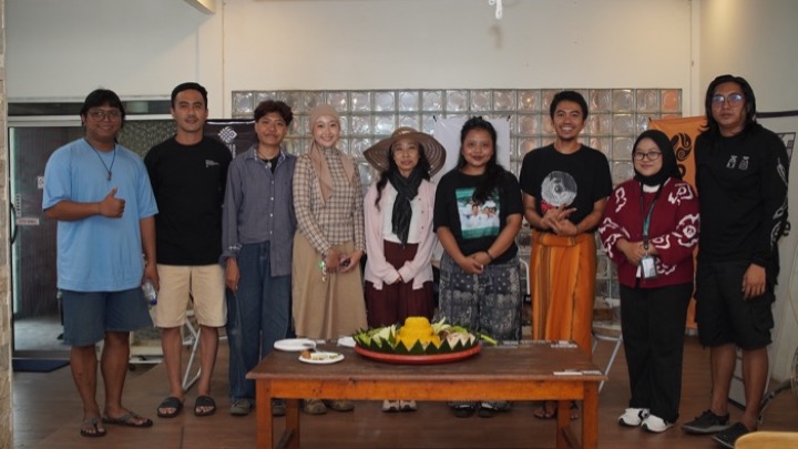 Enam seniman lintas disiplin berkumpul untuk mengeksplorasi kekayaan budaya keramik Singkawang. Foto : Lubang Tanam Kolektif