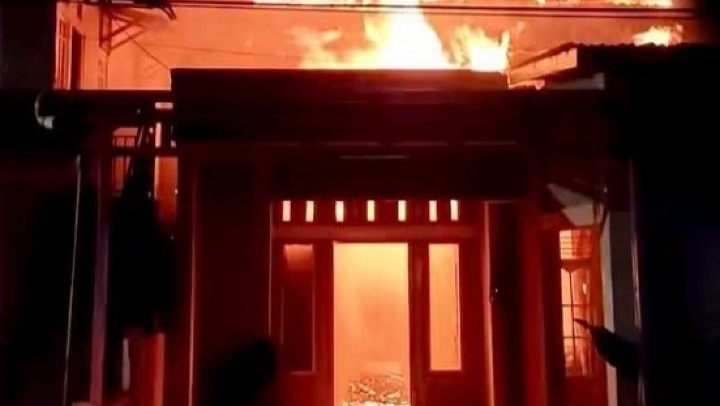 Satu unit rumah terbakar di Rawasari Singkawang Tengah, Rabu (1/7/2026) malam. Foto : Warga