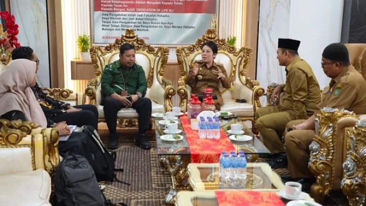 Direktur Pemberdayaan Sosial Keluarga Miskin dan Rentan Kemensos RI, Radika Sadiguna bertemu Wali Kota Singkawang, Selasa (7/7/2026). Foto (ist)