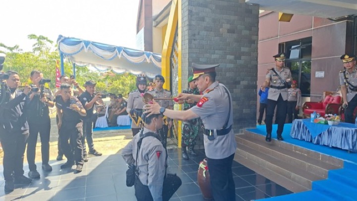 Prosesi siram air kembang oleh Wakapolda Kalbar kepada calon siswa, Senin (20/7/2026). Foto (ist)