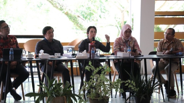 Wali Kota Singkawang Tjhai Chui Mie saat menyampaikan perkembangan Bandara Singkawang dalam sesi Ngopi Bareng Media, Jumat (24/7/2026). Foto (ist)