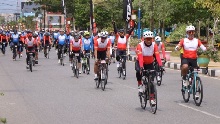 Para peserta Tour De Singkawang memasuki finish di kantor Wali Kota Singkawang, Sabtu (25/7/2026). Foto (ist)
