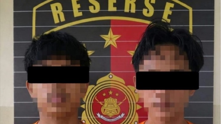 Dua terduga pelaku pencurin besi holo di Singkawang diamankan polisi, Senin (27/7/2026). Foto : Humas Polres Skw