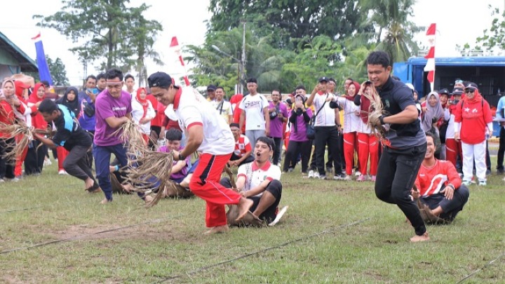 Lomba Tarik Upih Pinang meriahkan HUT RI tahun lalu. Foto (ist)