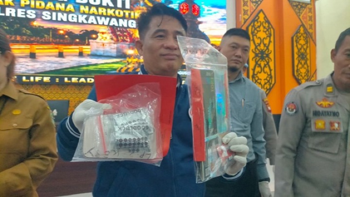 Kasat Resnarkoba Polres Singkawang, IPTU Defi Irawan menunjukkan barang bukti narkotika yang dicampur cairan liquid. Foto : Istimewa