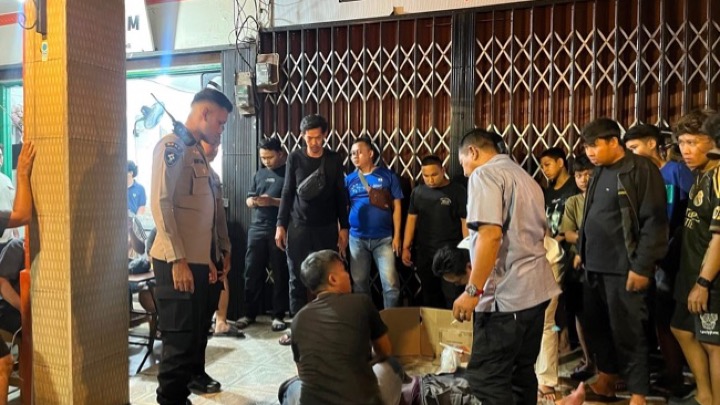 Pamapta Polres Singkawang melakukan pengamanan lokasi ditemukan pria yang meninggal dunia di depan warkop, Kamis (7/8/2026) malam. Foto : Humas Polres Skw