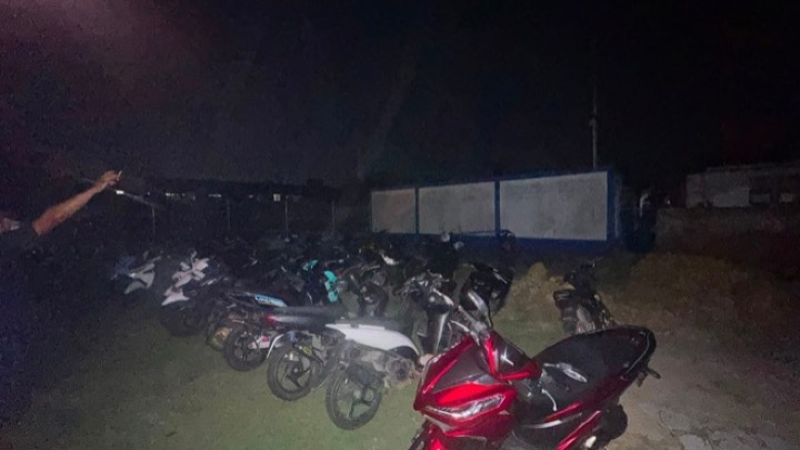 Sejumlah kendaraan bermotor hasil penertiban knalpot dan balap liar di Singkawang, Minggu (9/8/2026) dini hari. Foto : Humas Polres Singkawang