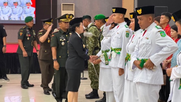Wali Kota Singkawang beserta forkopimda memberikan ucapan selamat kepada anggota Paskibraka usai dikukuhkan, Sabtu (15/8/2026). Foto (ist)