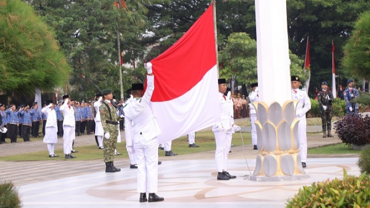 Paskibraka Kota Singkawang membentangkan bendera merah putih, Senin (17/8/2026). Foto (ist)