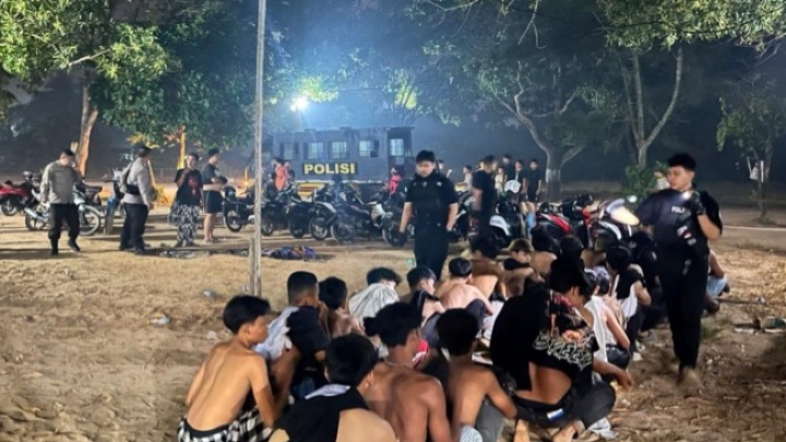 Sejumlah remaja yang diduga hendak tawuran saat diamankan polisi di Pantai Gratis Singkawang, Minggu (30/8/2026). Foto : Humas Polres Skw