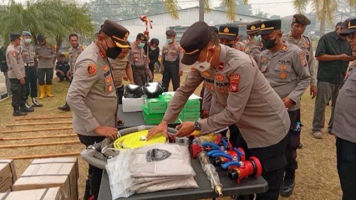 Kapolres Singkawang, AKBP Dody Yudianto Arruan menyerahkan peralatan bantuan Polda Kalbar. Foro : Humas Polres Skw