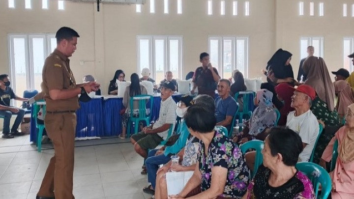 Lurah Roban, Harianto memberikan arahan kepada warga penerima bantuan beras, Selasa (8/9/2026)