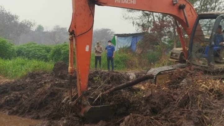 Normalisasi saluran dalam penanganan karhutla di Jalan Senen Sungai Rasau Singkawang Utara