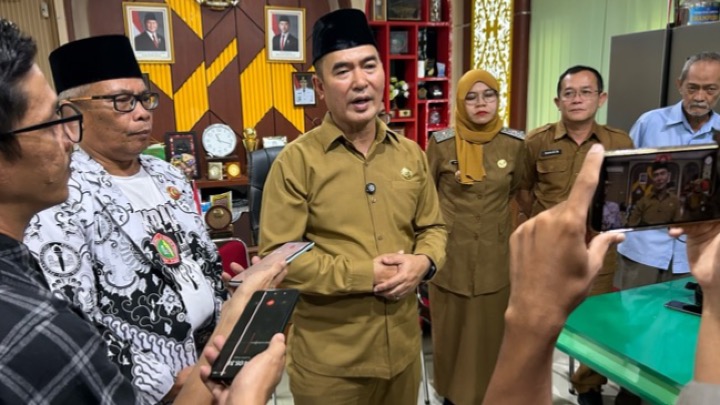 Kepala Dinas Pendidikan dan Kebudayaan Kota Singkawang, Asmadi usai memimpin rapat penetapan pembelajaran tatap muka, Selasa (15/9/2026)