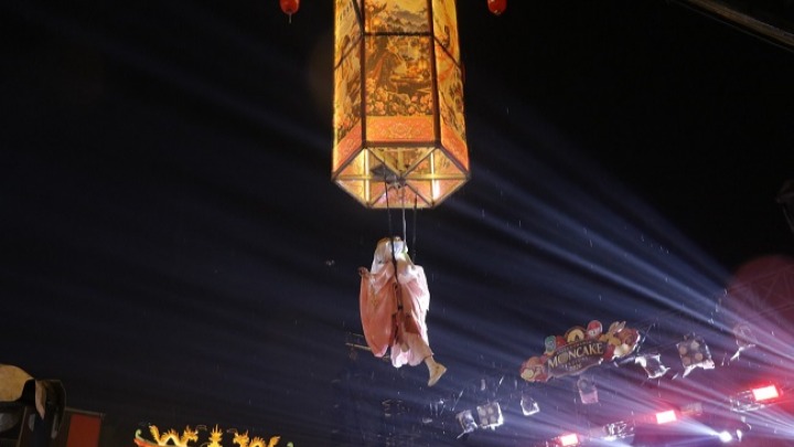 Atraksi Dewi Bulan turun ke bumi memeriahkan Opening Ceremony Singkawang Mooncake Festival, Senin (21/9/2026) malam. Foto (ist)