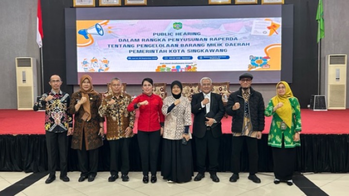 Wali Kota Singkawang Tjhai Chui Mie foto bersama dengan para narasaumber dalam Public Hearing Penyusunan Raperda BMD.