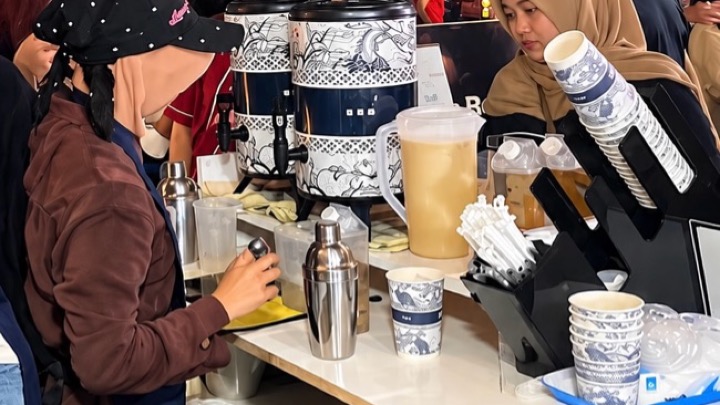 Salah satu pelaku UMKM di Night Market Singkawang Mooncake Festival