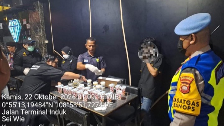 Tim gabungan razia narkoba di sejumlah THM di Singkawang, Kamis (22/10/2026) dini hari. Foto (ist)