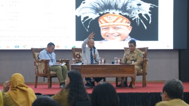 Guru Besar Ilmu Manajemen IPDN, Prof. Dadang Suwanda menyampaikan materi dalam Penguatan Kapasitas Pengelolaan BMD, Selasa (27/10/2026).