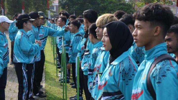 Wali Kota Singkawang Tjhai Chui Mie melepas kontingen Singkawang mengikuti ajang Porprov XIV Kalbar, Jumat (30/10/2026). Foto (ist)